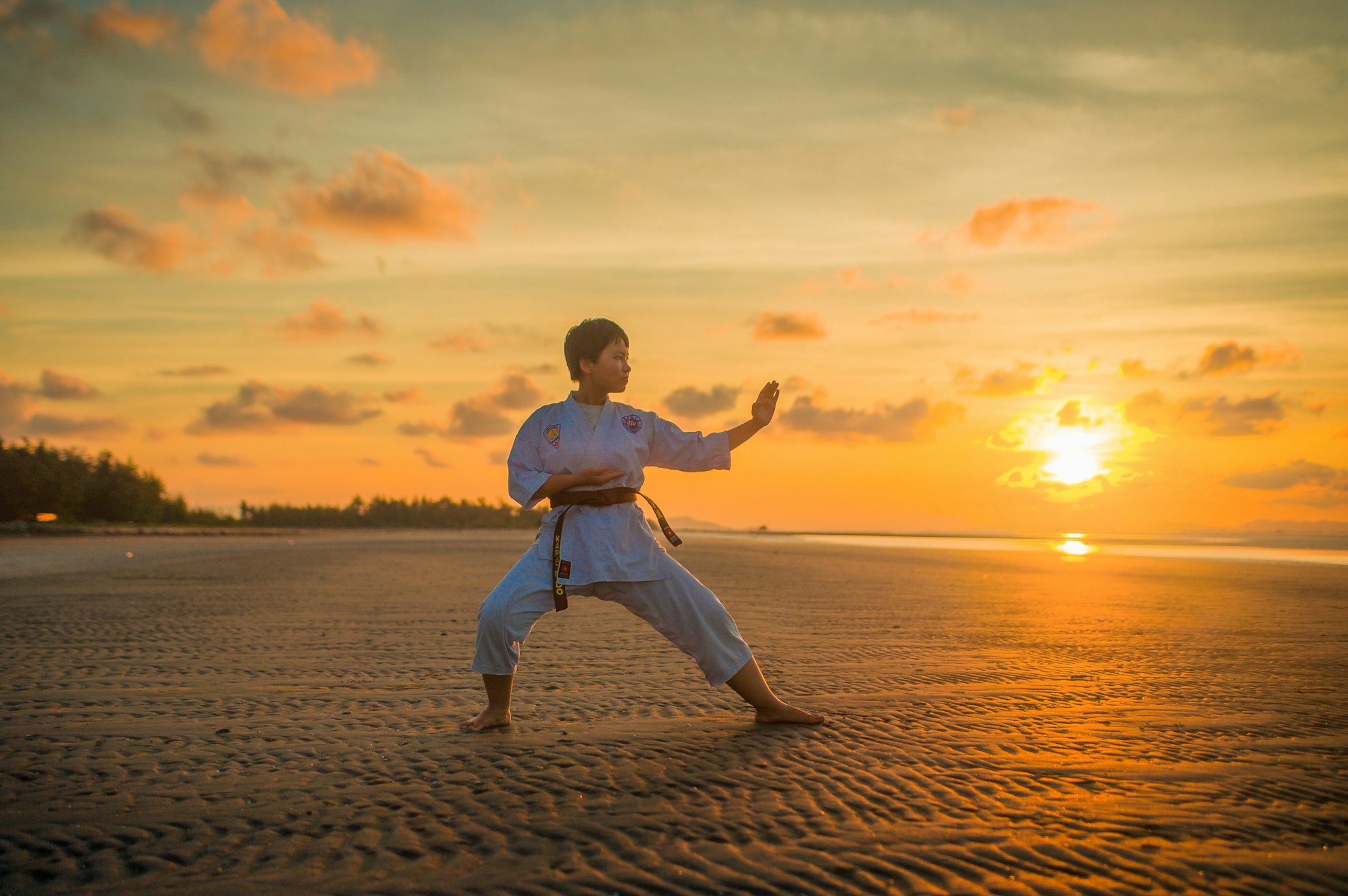 Pesilat berlatih jurus saat matahari terbenam